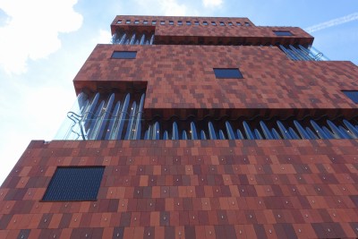 MAS Museum aan den Stroom: the building is 60 m high and its design reminiscent of the warehouses which used to exist in this part of town. The facade is made of Indian red sandstone and has wonderful curved glass panels.