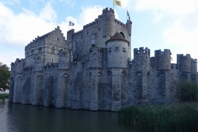 The Gravensteen, an unexpected view right in the middle of town. Built in 1180, it has been the residence of the Counts of Flanders until 1353.