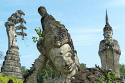 Géants dans un parc (Nong Khai)