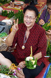 Une dame préparant un Krathong (Khon Kaen)