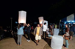 L'envol des lanternes chinoises (Khon Kaen)