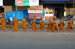 Procession des moines pour la cérémonie matinale des offrandes (Bung Kan)