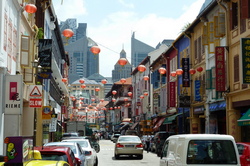 Rue commerçante sur fond de gratte-ciels à Chinatown (Singapour)