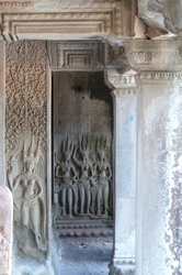 Apsaras (danseuses célestes) sur un mur à Angkor Wat