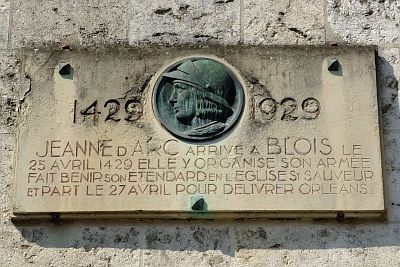 Plaque in Blois commemorating Jeanne's passage in the town on her way to Orléans: “Jeanne d'Arc arrives in Blois on 25 April 1429, she organises her army, has her banner blessed in the church Saint-Sauveur and leaves for Orléans on 27 April”.
