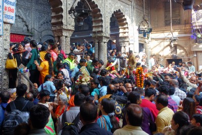 Vrindavan: pilgrims pressed in front of the inner sanctum in the main hall of the Banke Behari temple.
