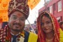 Bride and groom on the ghats of Varanasi (Uttar Pradesh).