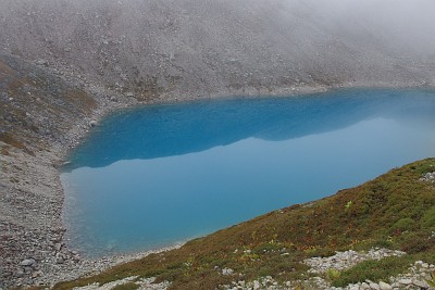 Day 14: we have luck as we pass this small lake, the sun comes through and we can admire its deep turquoise colour.