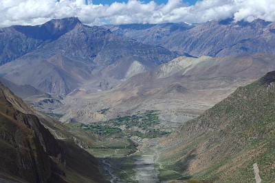 Day 24: descending to Muktinath, view on Lower Mustang.