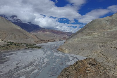 Day 26: view up valley, on the left the village of Tiri. The big building above it is the police station and still above it, the white point is the gompa.