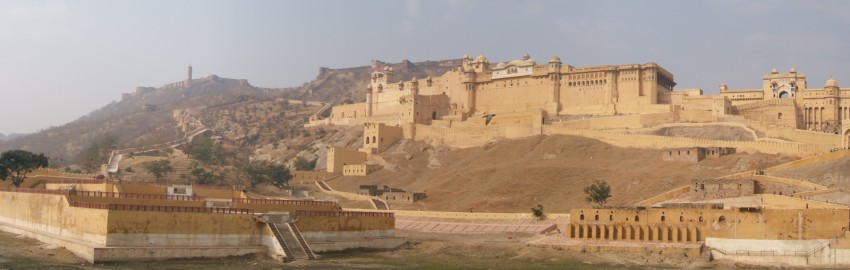 Rajasthan: the fort of Amber is a great day trip from Jaipur. Click on the square in the right bottom corner to expand the panorama picture to its real size and view it in full detail.