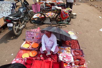 Orissa: vendeur de poudre pour Puja à Puri