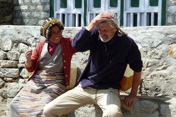 Thomas comme porteur d'eau: il aide l'hôtesse de notre lodge à Khumjung à ramener l'eau de la fontaine du village. Elle porte 20L, lui 35L (à la népalaise, et c'était vraiment lourd!). Les porteurs, eux, portent sans problèmes des charges de 80 à 100 kilos par tous terrains.
