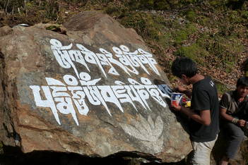 Peinture sur rocher à Puyan. Le message: paix sur la terre.