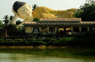 Bago: Bouddha couché de Mya Tharlyaung, construit en 2006.