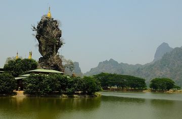 Hpa-An: pagode au sommet d'un rocher karstique.