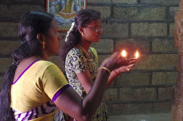 Two devotees: a quick dash into the temple for a few minutes of worship before lunch.