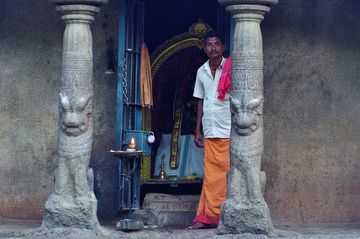 Un prêtre devant son temple taillé dans la pierre (Mamallapuram). Le dieu qui y est honoré est le bon vieux Ganesh.