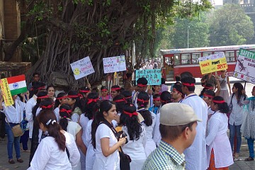 Student demonstration in Mumbai, raising awareness against behaviours such as spitting or not wearing seat belts.