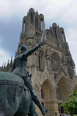 Equestrian statue of Jeanne d'Arc in front of the cathedral in Reims.