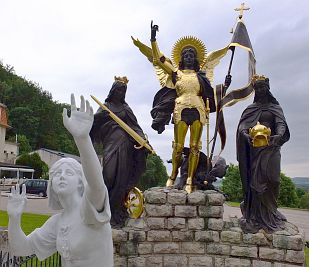 Sculpture of Jeanne hearing her “voices” in Domrémy. Behind her is Saint Michael standing between Saint Margaret and Saint Catherine.