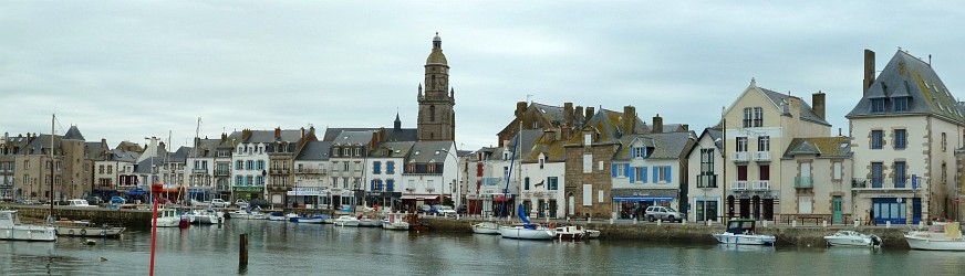 The harbour of Le Croisic in southern Brittany. Click on the square in the right bottom corner to expand the panorama picture to its real size and view it in full detail.