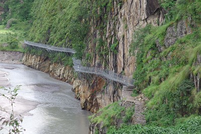 Day 4: the metallic walkway along the Buri Gandaki at the exit of Yaru village.