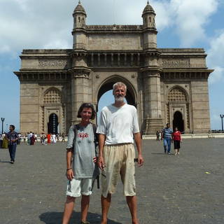 Mumbai: Thomas et Véro devant la monumentale Porte de l'Inde