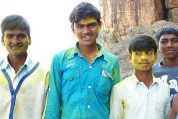 Maharashtra, Badami: quelques pélerins, heureux et saupoudrés de poudre jaune sur leurs visages et leurs habits.