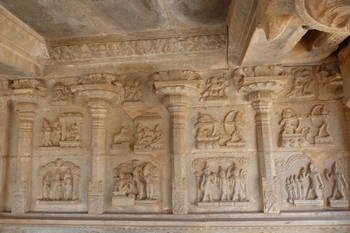 Hampi: bas reliefs sur les murs du temple de Hazara Ramachandra. Notez les combattants se prenant pour cible avec leurs arcs et leurs flèches, ainsi que les chariots de guerre.