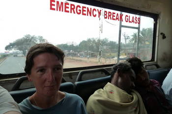 Vero in the bus to Puri, next to two drunk Indians who had a strong tendency to fall asleep on their neighbour' shoulders