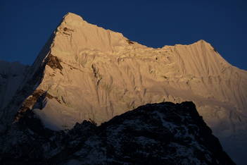 Coucher de soleil sur les montagnes entourant Chukhung.