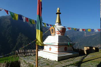 Au revoir au Khumbu; une stupa juste avant le dernier col avant de redescendre vers le fleuve Arun.