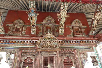 Patan, le temple du Rato (rouge) Machendranath. Remarquez les poutres colorées, sculptées dans le bois.