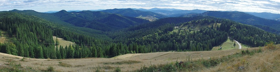 The view from Ciumârna Pass (1109 m). The thin line at the left of the picture is a zipline.