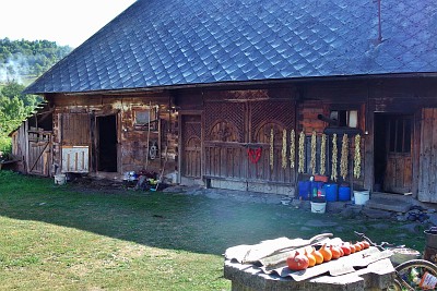 A barn somewhere between Hoteni and Breb.