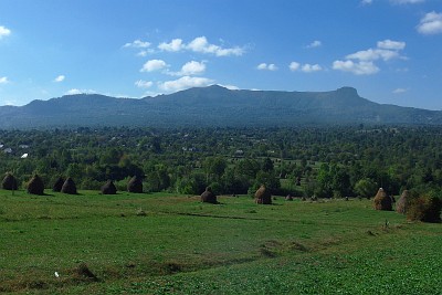 On the way to Breb, view of the Creasta Cocoşului mountain range.