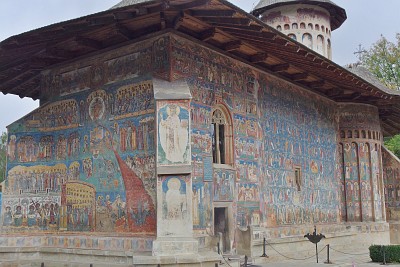 The church in Voronet's monastery and its breathtaking exterior murals. On the right, The Tree of Jesse depicting the ancestry of Jesus. On the left, the Last Judgement.
