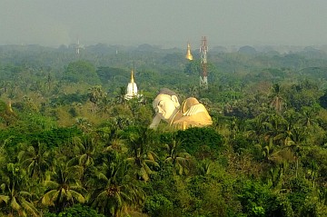 The Mya Tharlyaung Buddha, built in 2006. Height: 21m, Length: 90m. Looking down from the Mahazedi Pagoda, we could not help but feel like Gulliver in Brobdingnag.