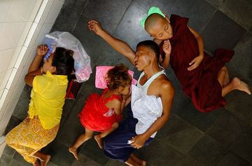 Sieste familiale à l'intérieur d'une pagode.