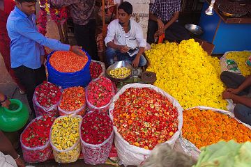 Mysore: the flower market in full swing