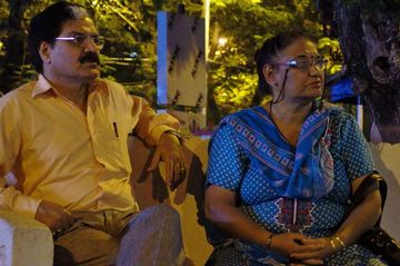 Un couple en train de regarder un jeu de la passion à Panjim, Goa.