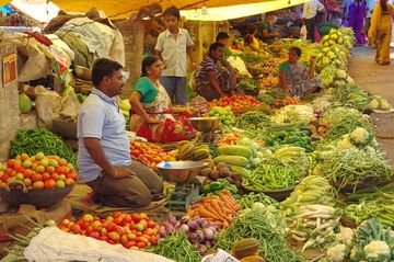 Vendeurs de légumes à Hassan (notez le mur de chou-fleurs au fond à droite).