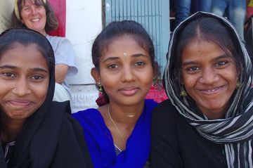 Three beauties (four, if you look closely). We met these girls, Nasreen, Abi and Sharmi, on the rock fort of Trichy. They were a quite lively, almost mischievous bunch (especially Sharmi, the grinning Muslim girl on the right) and VERY interested in all our doings.