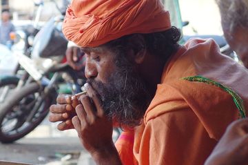 Il y a beaucoup de sadhus (hommes saints) en Inde, mais on les voit surtout dans les hauts lieux religieux, tels les grands temples du Sud.