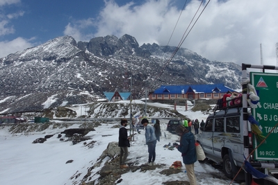 On top of Se La Pass (4170m).