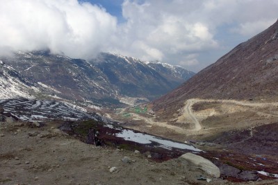 On the other side of Se La pass, the descent towards Tawang.