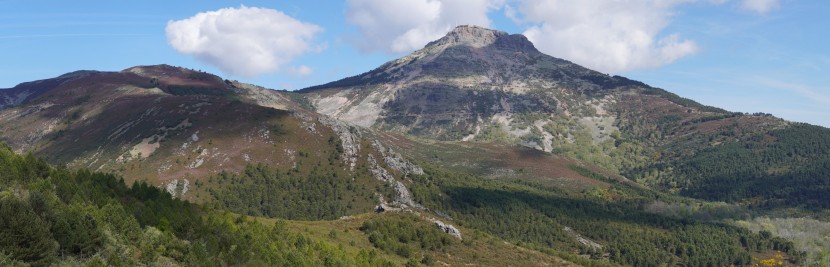 Going up to the summit of the Peña de Francia (1727m). This photo is a panorama, click the cross on the right below the photo (or press F if viewing on a desktop) to expand it to its real size and use the bottom scroll bar to navigate through it.