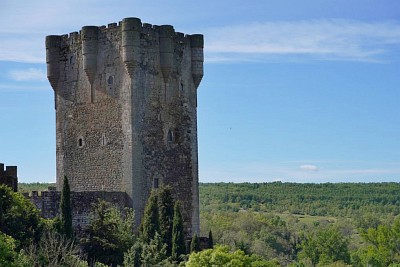 Monléon. The keep of the castle with a view over the surrounding hills.