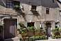 Monléon. House with flowers.